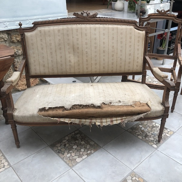 Banquette et fauteuils de style Louis XVI, restauration