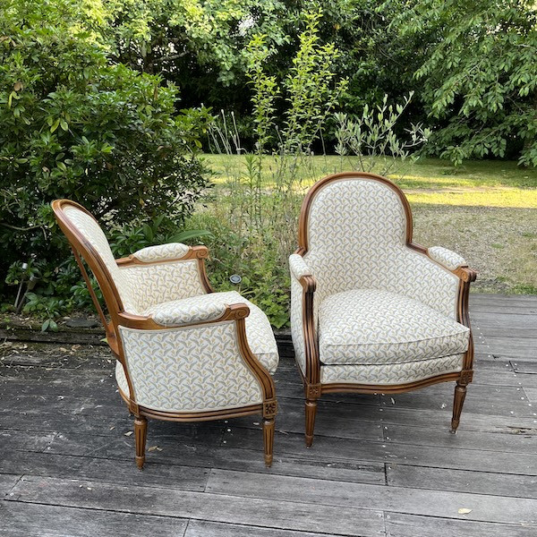 Paire de Bergères à coussin de style Louis XVI