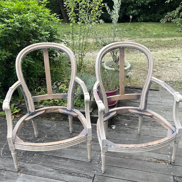 Paire de bergères de style Louis XVI, restauration