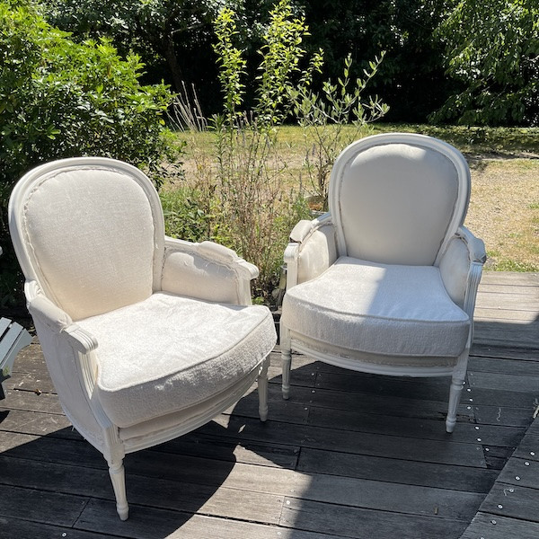 Paire de bergères de style Louis XVI, restauration