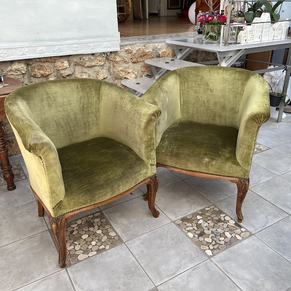 Paire de fauteuils de forme tonneau, restauration