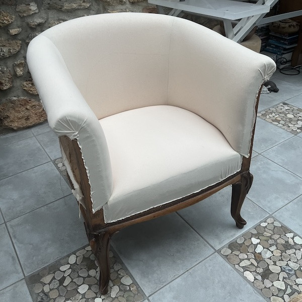 Paire de fauteuils de forme tonneau, restauration