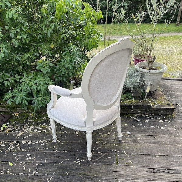 Fauteuil style Louis XVI dossier médaillon