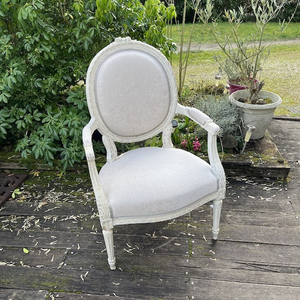 Fauteuil style Louis XVI dossier médaillon