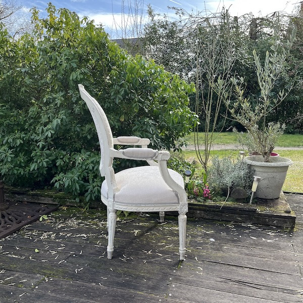 Fauteuil style Louis XVI dossier médaillon