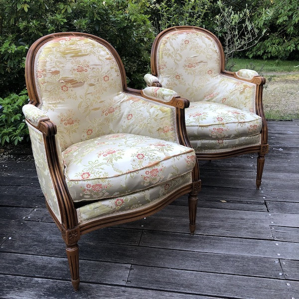 Paire de Bergères à coussin de style Louis XVI, restauration