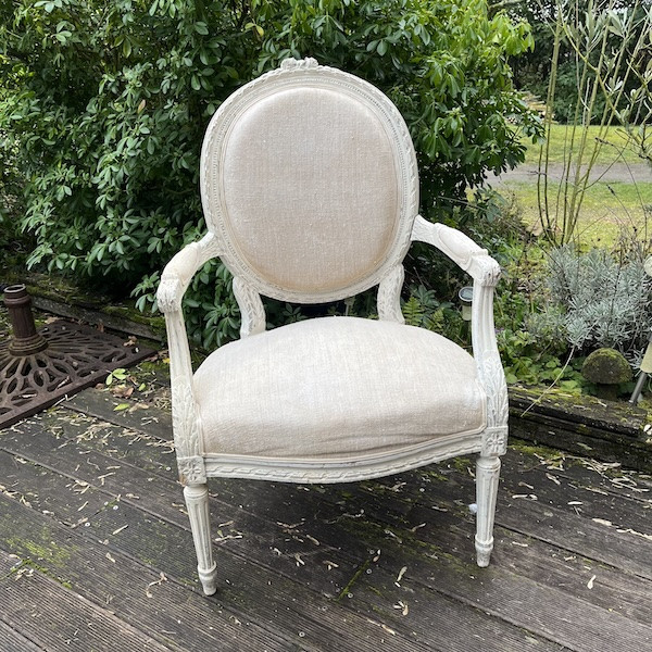 Fauteuil de style Louis XVI dossier médaillon, restauration