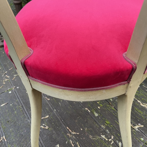 Petites chaises anciennes