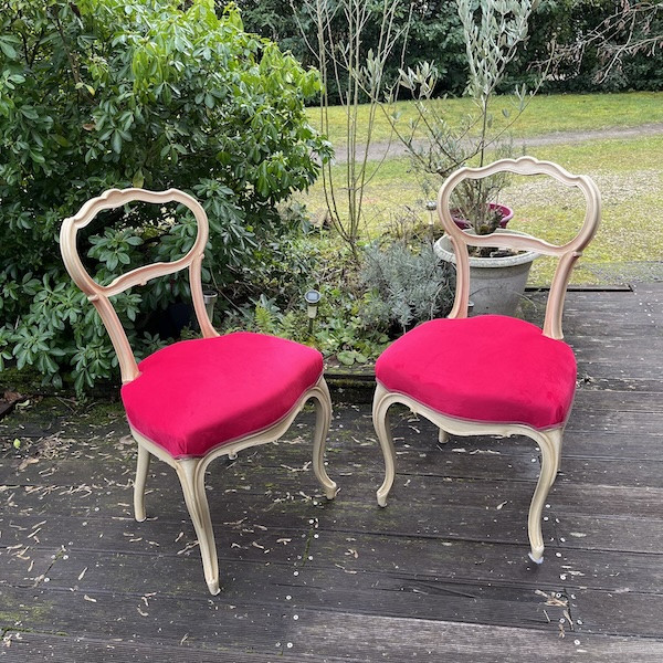 Petites chaises anciennes