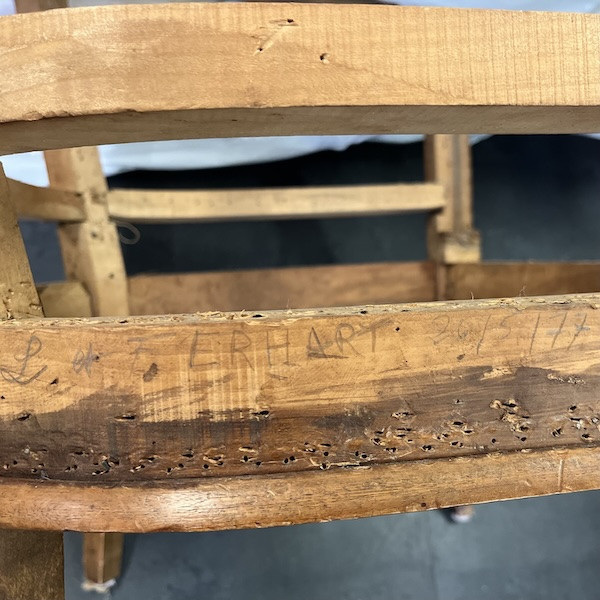 Paire de fauteuils de forme tonneau, restauration