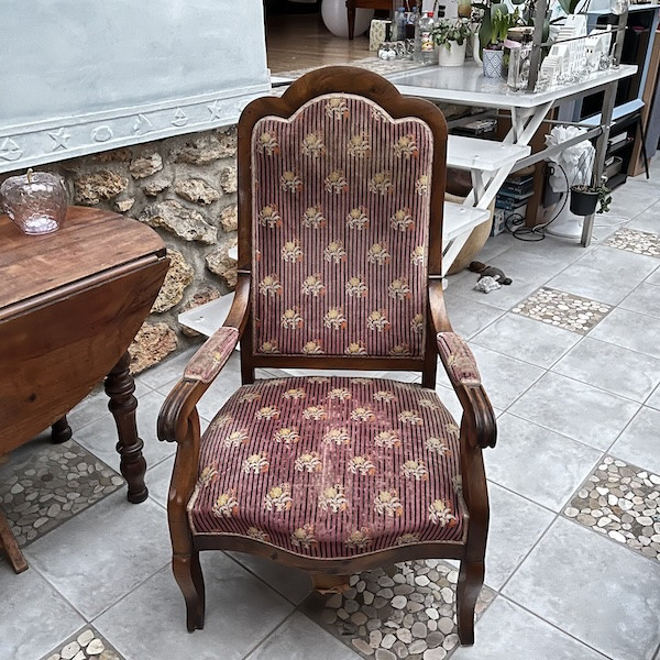 Fauteuil Voltaire en noyer, restauration
